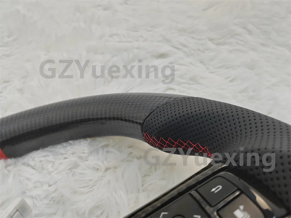 إطار عجلة القيادة من ألياف الكربون الحقيقية بتصميم رياضي مناسب لـ Hilux Fortuner Vigo LC79 مع خياطة حمراء