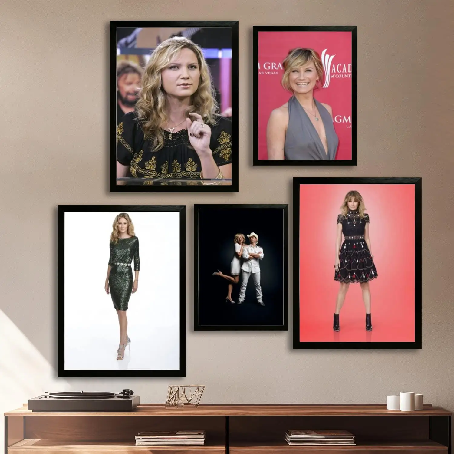 Jennifer Nettles Canvas Art Poster and Wall Art, Picture Print, Modern Family, Bedroom Decor, Posters,Decorative painting