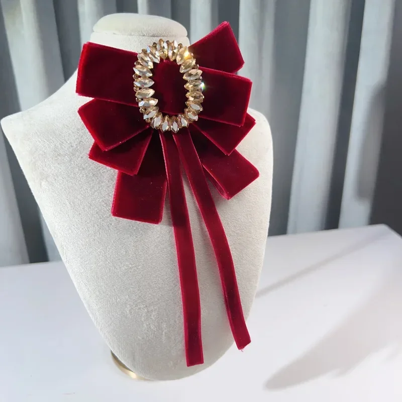 Retro aksamitna muszka Rhinestone kryształowy kwiat broszki dla kobiet ślub Pearty Collar szpilki luksusowa biżuteria akcesoria do krawatów