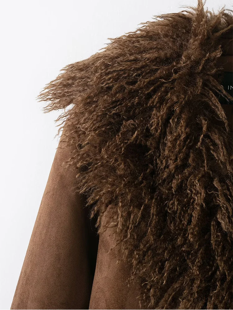 سترة نسائية جديدة على الطراز الأوروبي عصرية ومتعددة الاستخدامات ذات لون سادة وتأثير من الفرو الصناعي وأكمام طويلة.