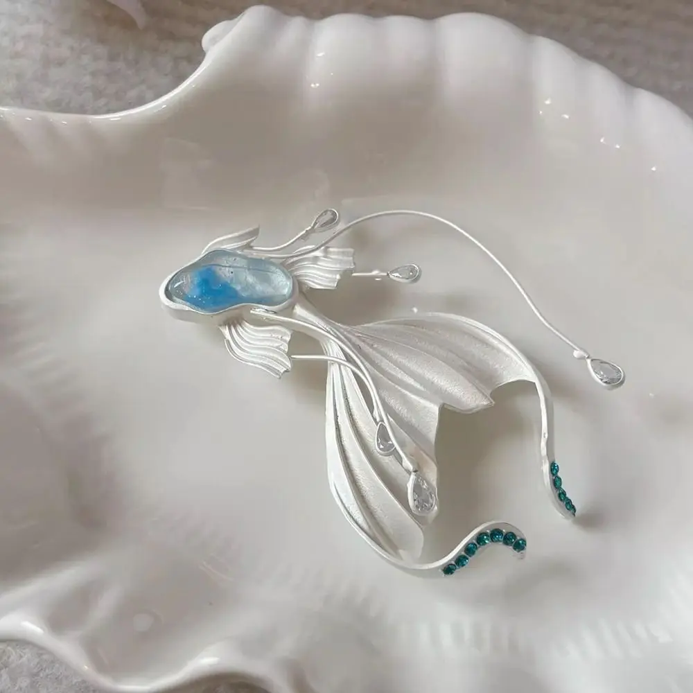 

Creative Dynamic Crystal White Fish Brooch Exquisite DIY Metal Badge Alloy Gift Lapel Pin Scarf Accessories
