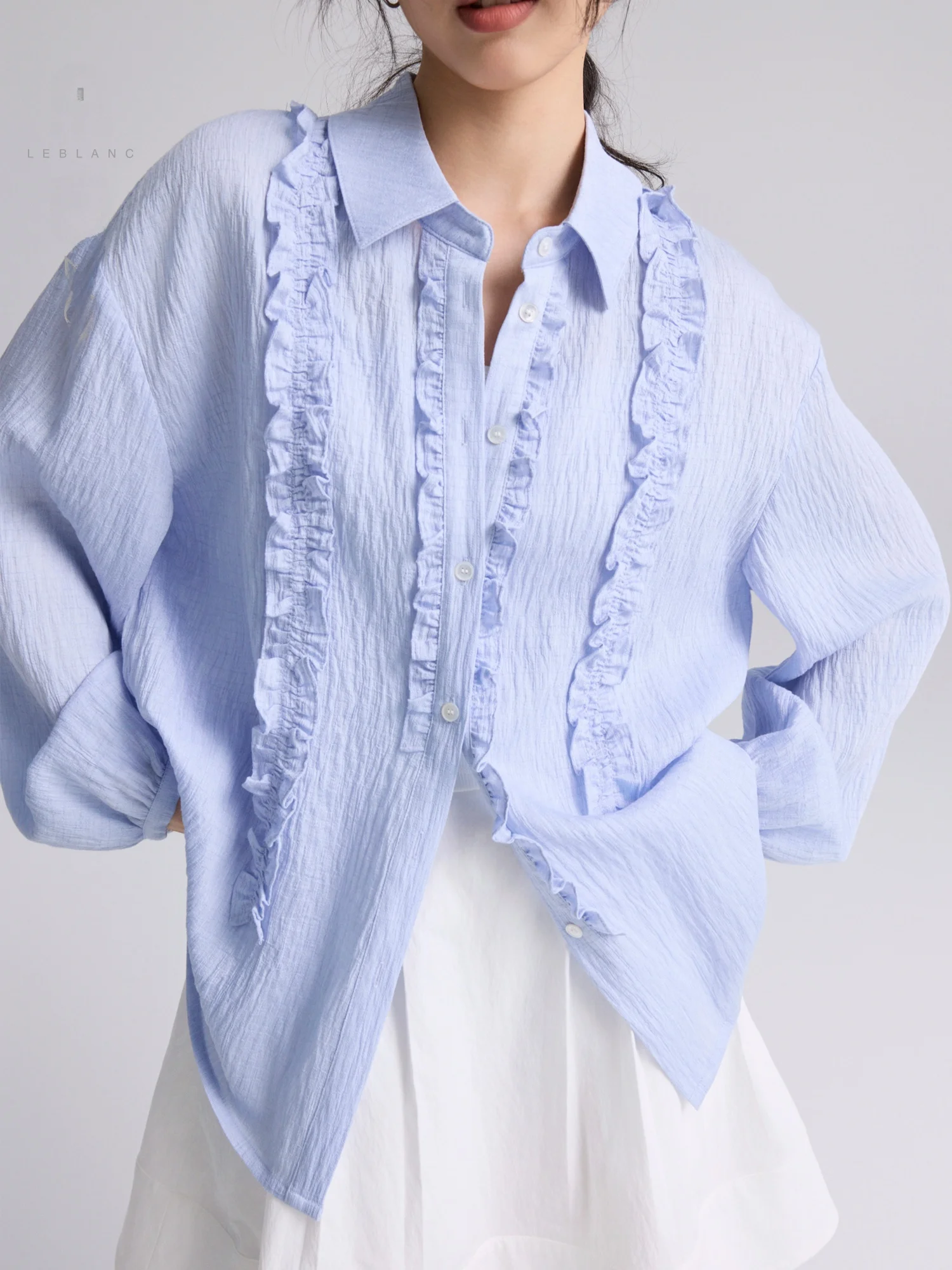 

Ele Acetate Blue Женский irt с кружевным подолом Белый модный простой свободный крой с длинным воротником Sve irt