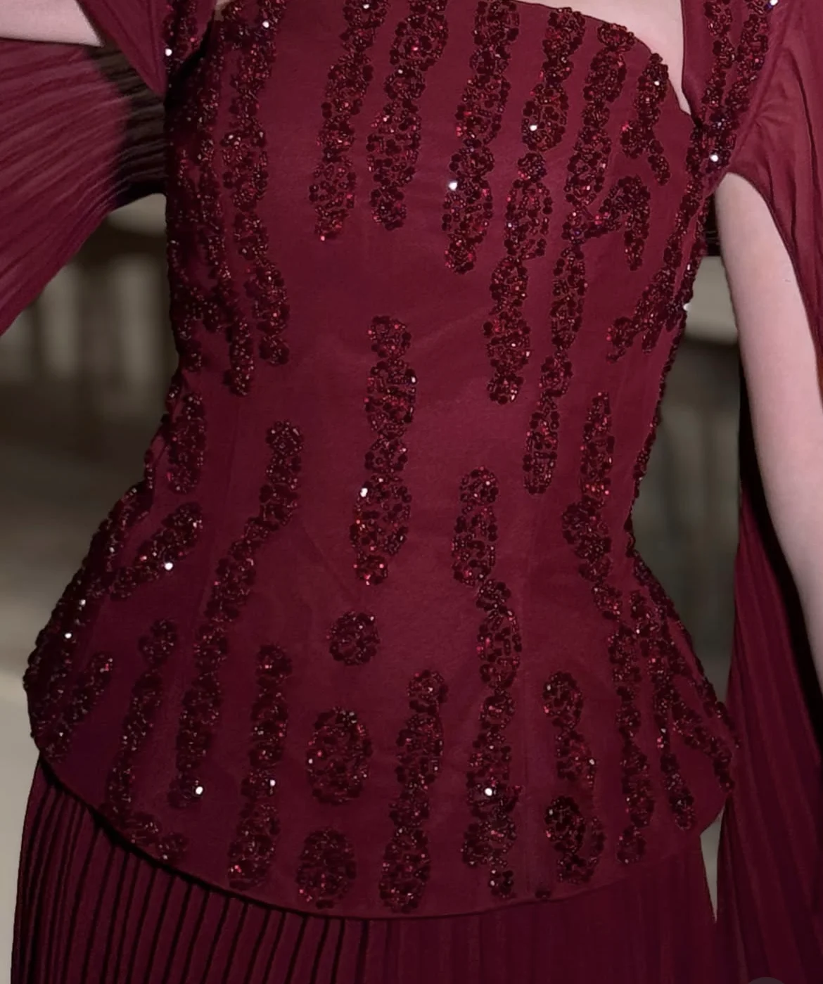 Vestido de noche color borgoña, vestido de fiesta de Arabia Saudita, mangas casquillo con cordones en la espalda, tren de barrido, cuentas importantes, se acepta hecho a medida