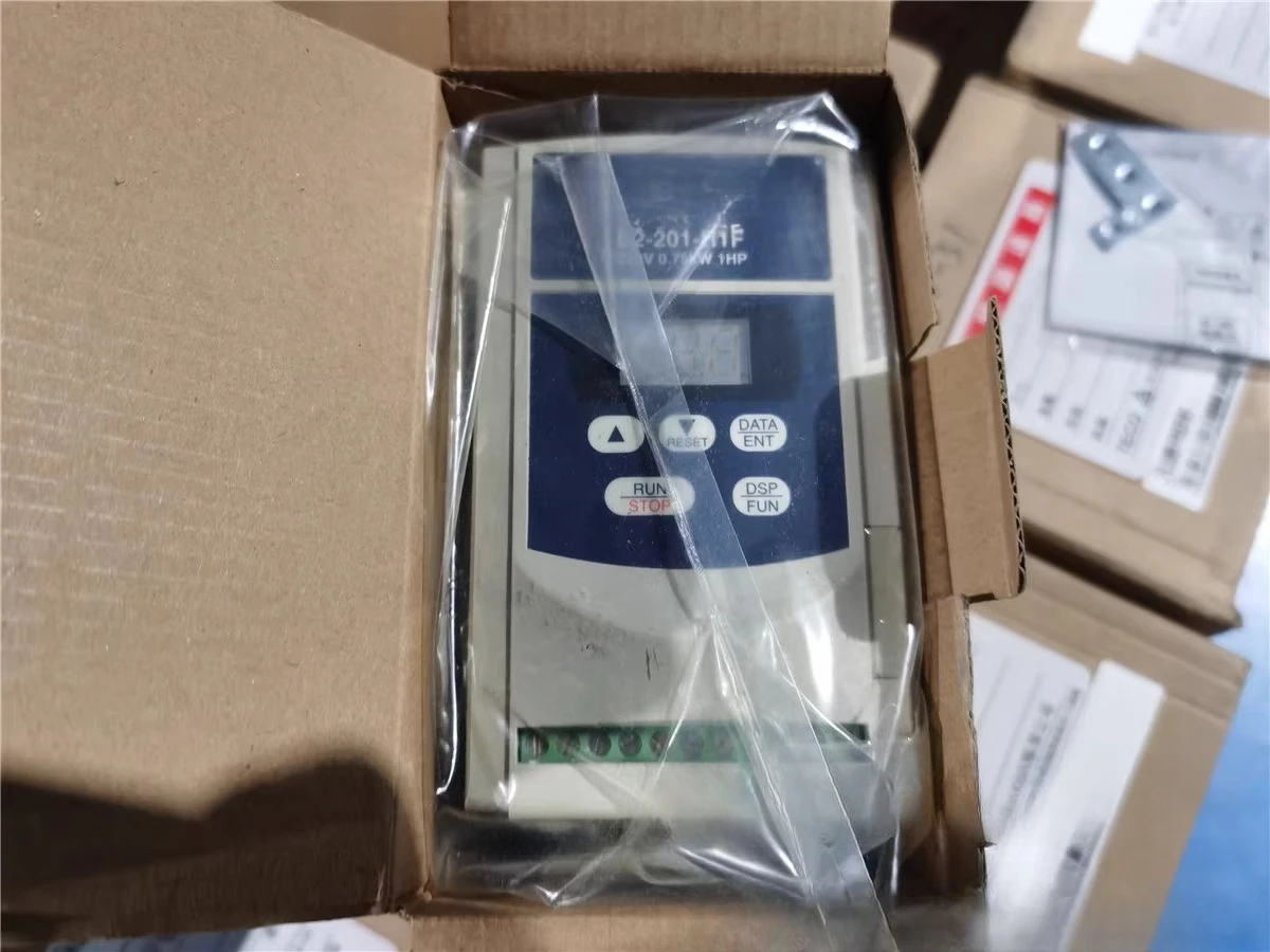 

Оригинальный преобразователь частоты E2-201-H1F 220 В/0,75 кВт, новый