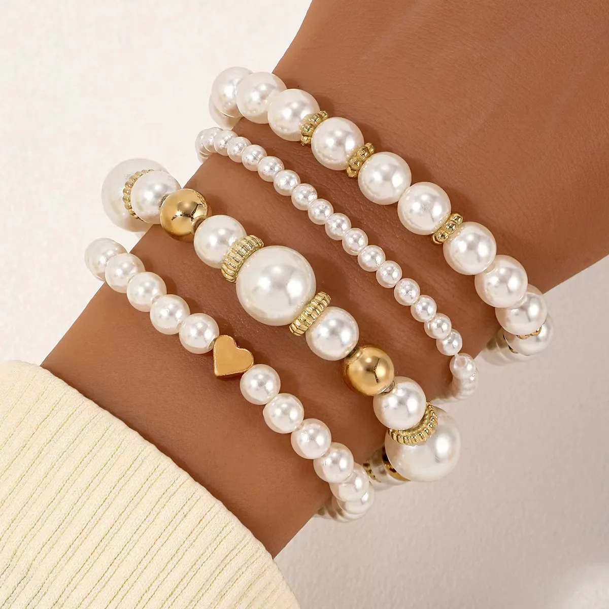 Fashion 4-piece love pearl bracelet set female, beaded fashion popular bracelet.