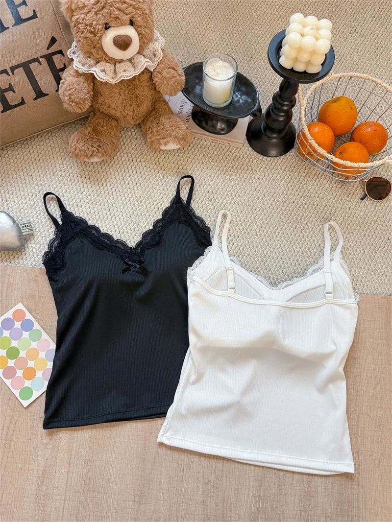 Spaghetti-Träger-Camisole 2026 Sommer Spitze Geripptes Damen-Tanktop mit integrierten BH-Pads, schmal geschnittenes Crop-Top für Innen- und Außenbekleidung – Detail 9