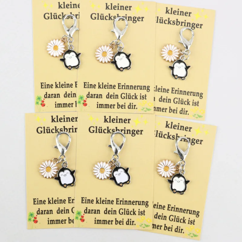Juego de llaveros de pingüinos adorables (3/6 piezas) con margaritas blancas, incluye una tarjeta de amuleto de la suerte, ideal para regalos.