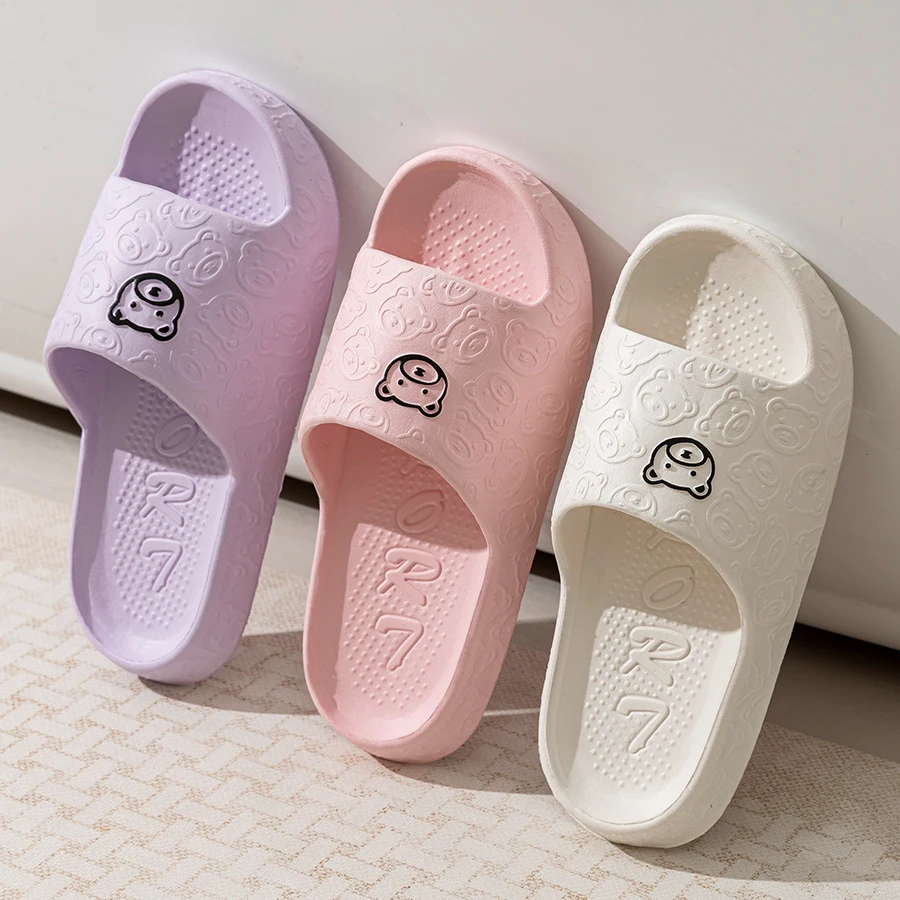 Pantuflas de moda para mujer, suela suave para interiores, con estampado de oso de dibujos animados, sandalias de EVA para baño, zapatos frescos de verano para hombre, para interiores y exteriores, para parejas.