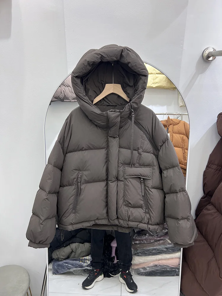 سترة نسائية قصيرة بغطاء للرأس بتصميم عصري فضفاض من ريش البط الأبيض سترة عصرية لشتاء 2025 معطف جديد غير رسمي متعدد الاستخدامات #5