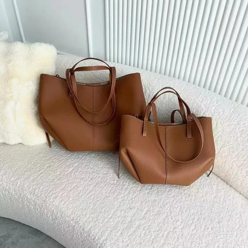 

Стильная дизайнерская сумка-цепочка с металлическими кнопками в ретро-классическом стиле, высокого качества, с регулируемым размером. Это незаменимый аксессуар для повседневного образа.