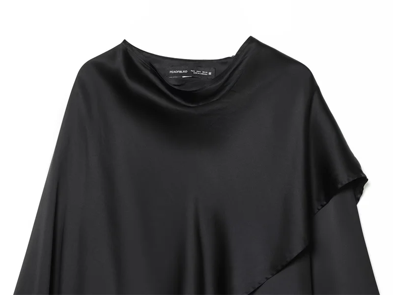 Nowa kolekcja damska Jesień/Zima 2025, asymetryczna, zwiewna bluzka z diagonalu zapinana na guziki.