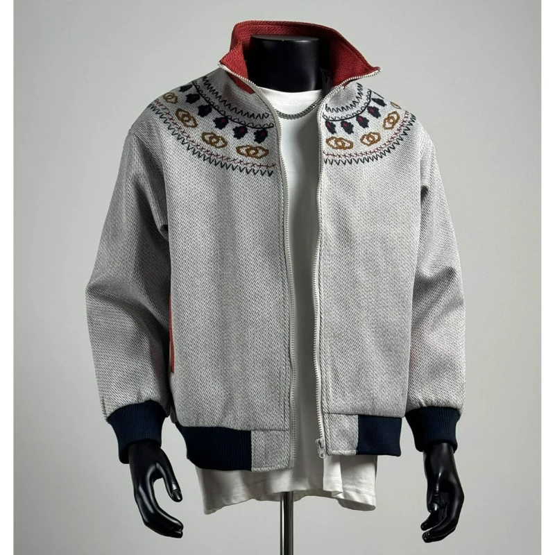 

2026 Осенняя высококачественная верхняя одежда для мужчин и женщин, американская куртка в стиле ретро с цветными блоками в этническом стиле и вышивкой с воротником-стойкой