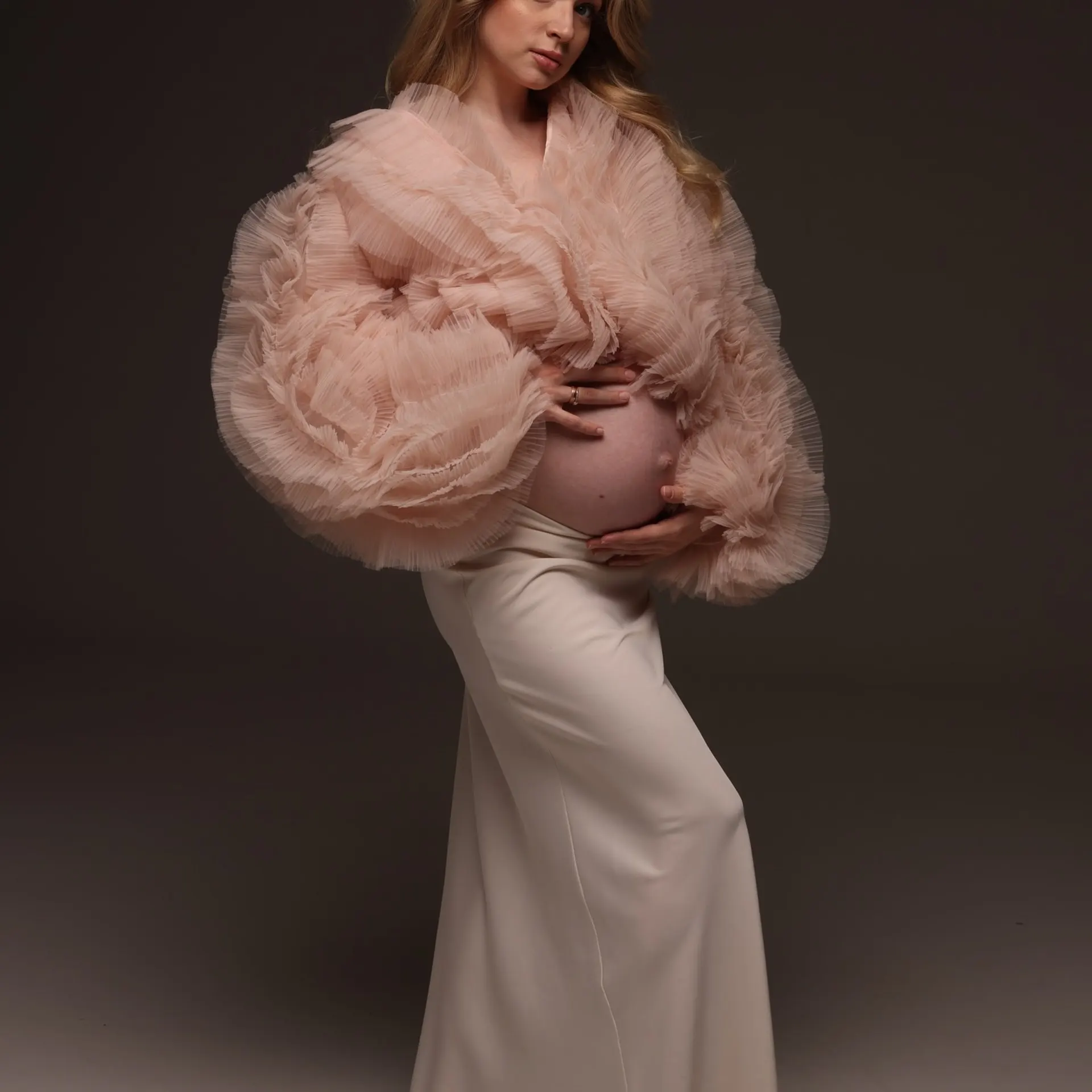 

Трендовая куртка для беременных, розовое прозрачное тюлевое пальто с рюшами и пышными рукавами для свадебной фотосессии и моды для беременных