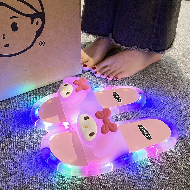 

Женские сандалии Hello Kitty для улицы, летние, со светодиодной подсветкой, милые, Sanrio, крутые светящиеся тапочки, модные, удобные, с мультяшным дизайном