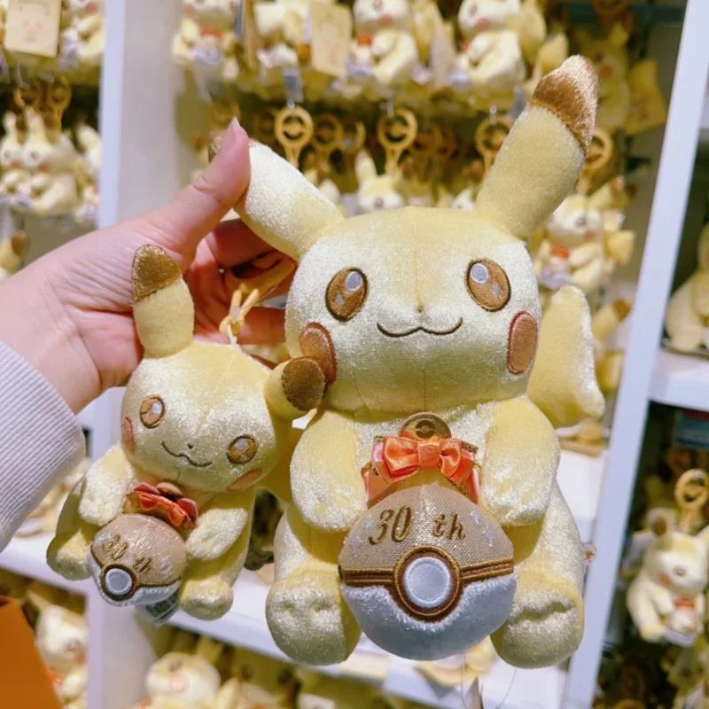 

Оригинальная плюшевая игрушка Пикачу к 30-летию Покемонов, лимитированная серия, аниме-мерч, подвеска для рюкзака, милый мультяшный подарок