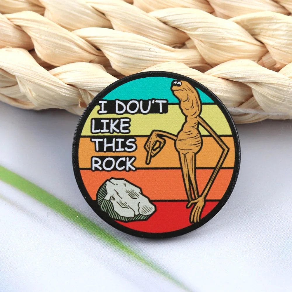Ich mag diesen Stein nicht. Lustige Marcus The Worm Meme Brosche – ein verrücktes Accessoire für Kleidung und Taschen. – Detail 6