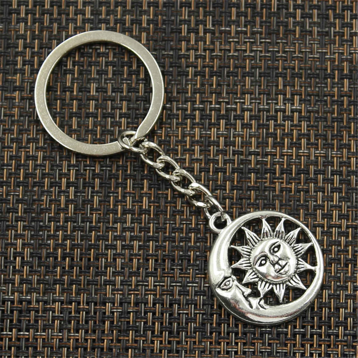 New Fashion Keychain 28x24mm Sun Moon Pendants DIY Men Silver Color Car Key Chain Ring Holder Souvenir For Gift