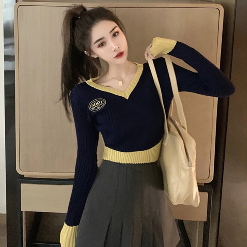 

Color Block V-Neck Knitted Base Shirt Women's Fashion Short Sweater Autumn New Style Slimming Versatile Top Commute Style Lon...