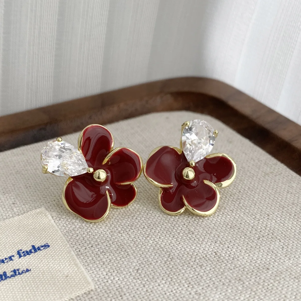 

Exquisite Retro Style Light Luxury High-end Red Flower Zircon Earring Women's Autumn And Winter Niche Earrings 2023 New Style