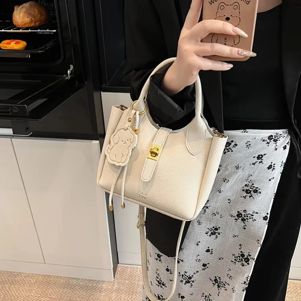 

Leisure Chic Slant Cross Bucket Bag Lychee Pattern Puppy Pendant PU Leather Shoulder Bag Cute Luxury Commuting Handbag Female