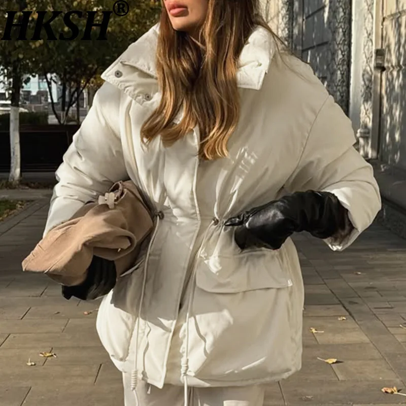 

HKSH 2023, новое зимнее женское стеганое пальто, однотонное, с воротником-стойкой, большими карманами, на шнурке, на талии, элегантная теплая куртка Ins HK14922