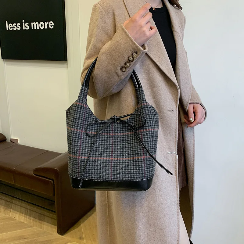 الاتجاه منقوشة عادية الألوان المتناقضة حقيبة كتف ريترو عصرية 2026 شتاء جديد الراقية مصمم تحت الإبط حقيبة نسائية