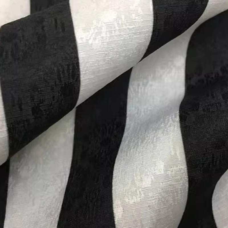 Tessuto per abiti versatile jacquard in fibra di poliestere Tessuto classico alla moda fai-da-te resistente alle rughe con silhouette a strisce bianche e nere
