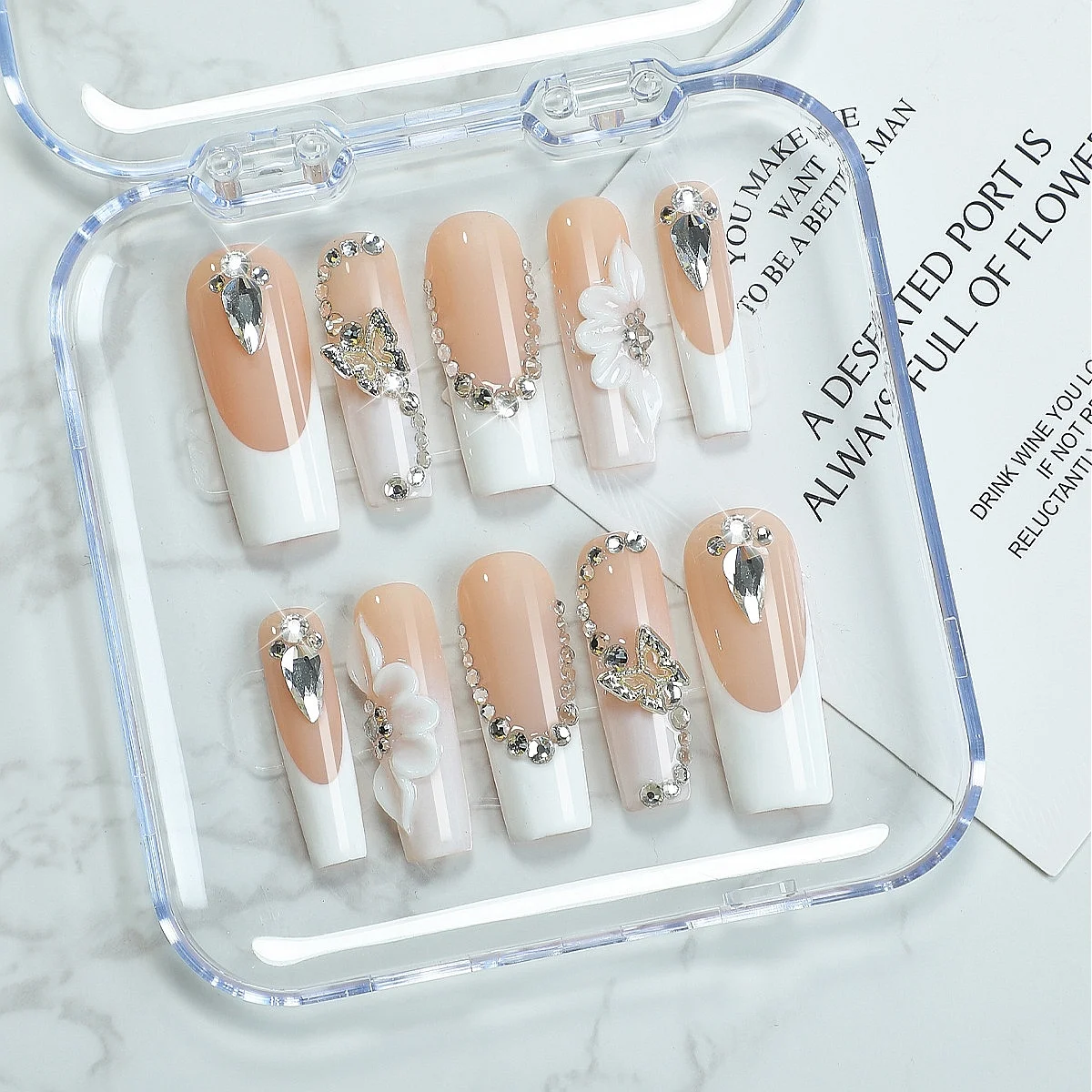 

Элегантные телесные и белые ногти-бабочки со стразами (Cd008)