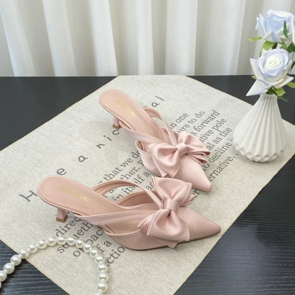 2026 Neue Feen-Stil Rosa Coole Pantoletten für Damen – Französische spitze Schleifen-Hohle High Heels, Halb umwickelte Damen-Slipper für den Sommer – Detail 3