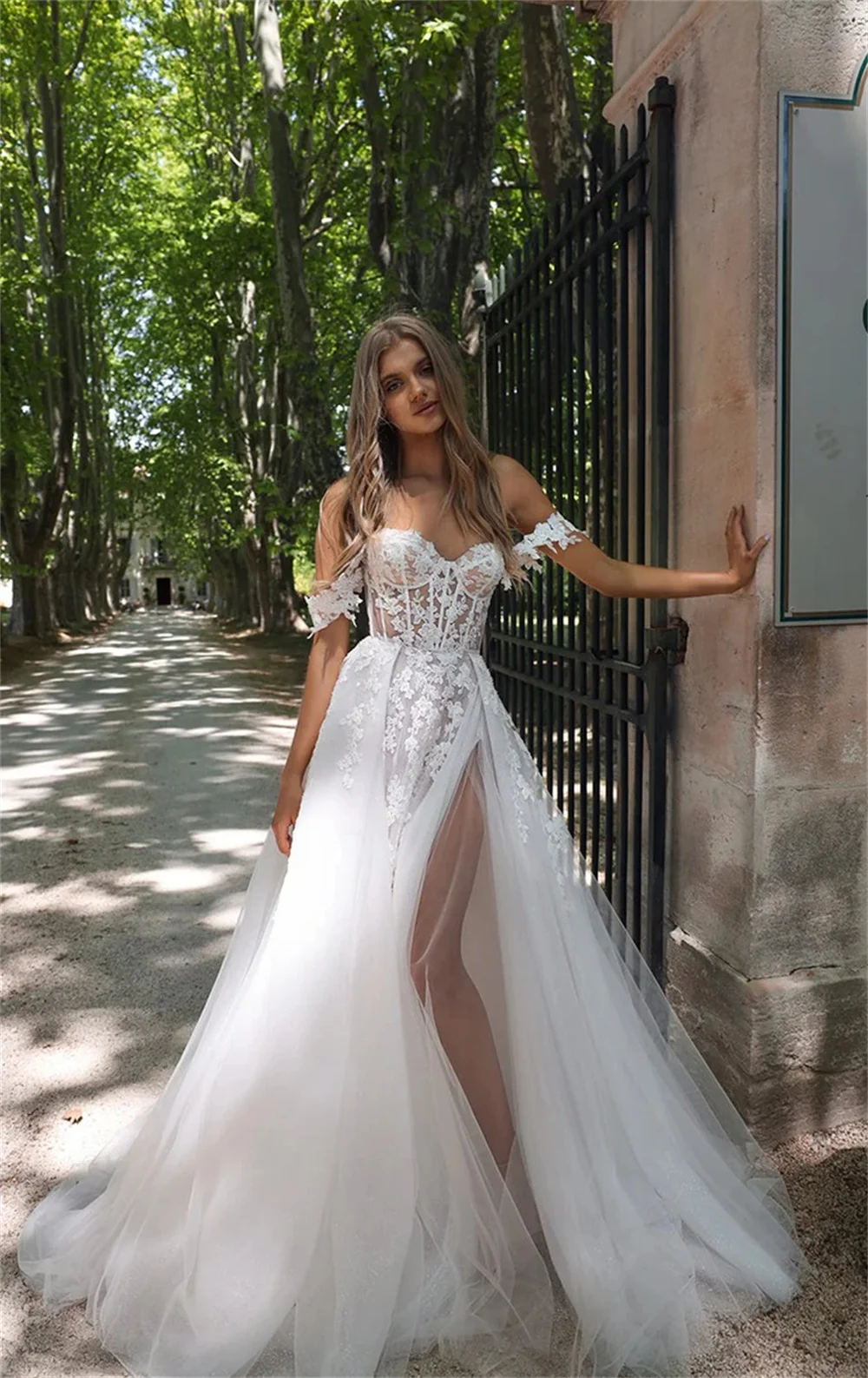 Tokyo Maßgeschneidertes weißes schulterfreies Hochzeitskleid, ärmelloses, seitlich hoch geschlitztes Blumen-Brautkleid, A-Linien-Hochzeitskleid mit Reißverschluss hinten