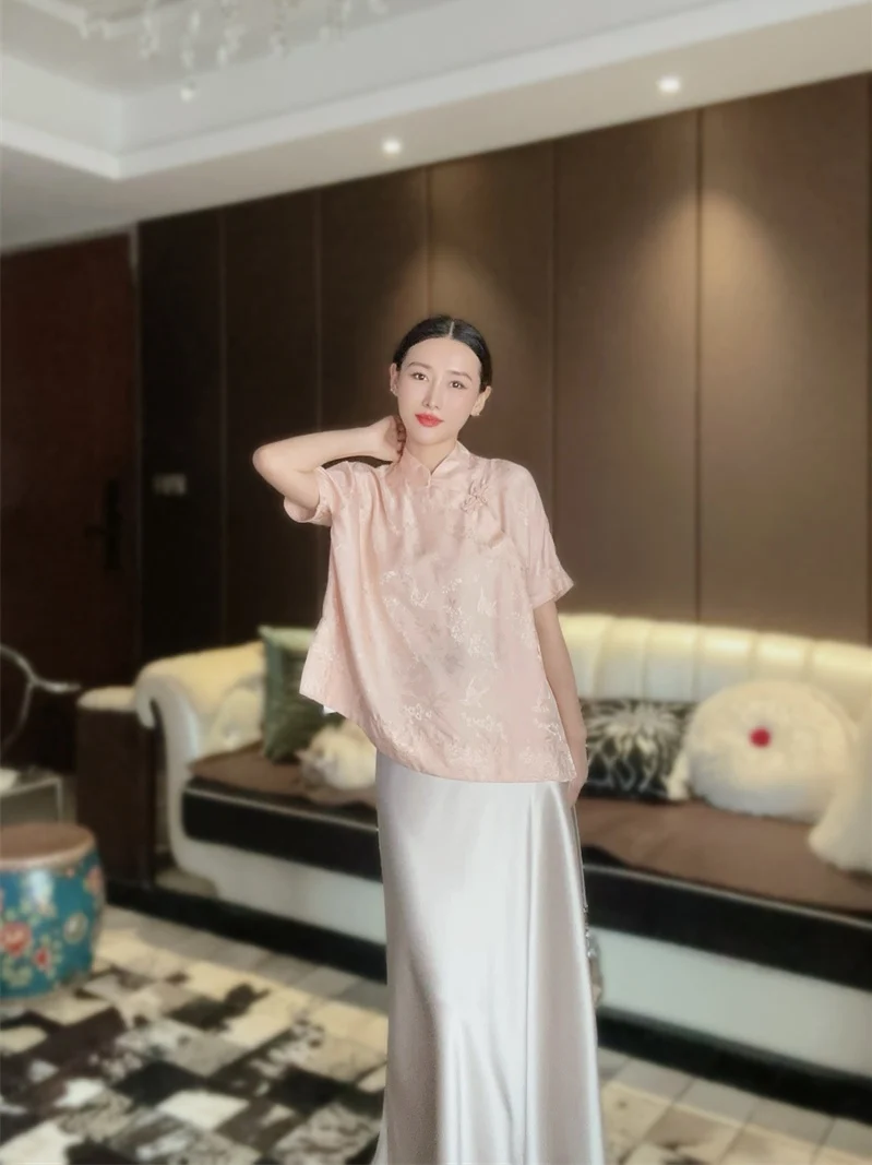 

Новый женский топ из шелка с розовой цветочной вышивкой в китайском стиле, воротник-стойка, асимметричный подол, пуговицы-лепестки, легкий и удобный...