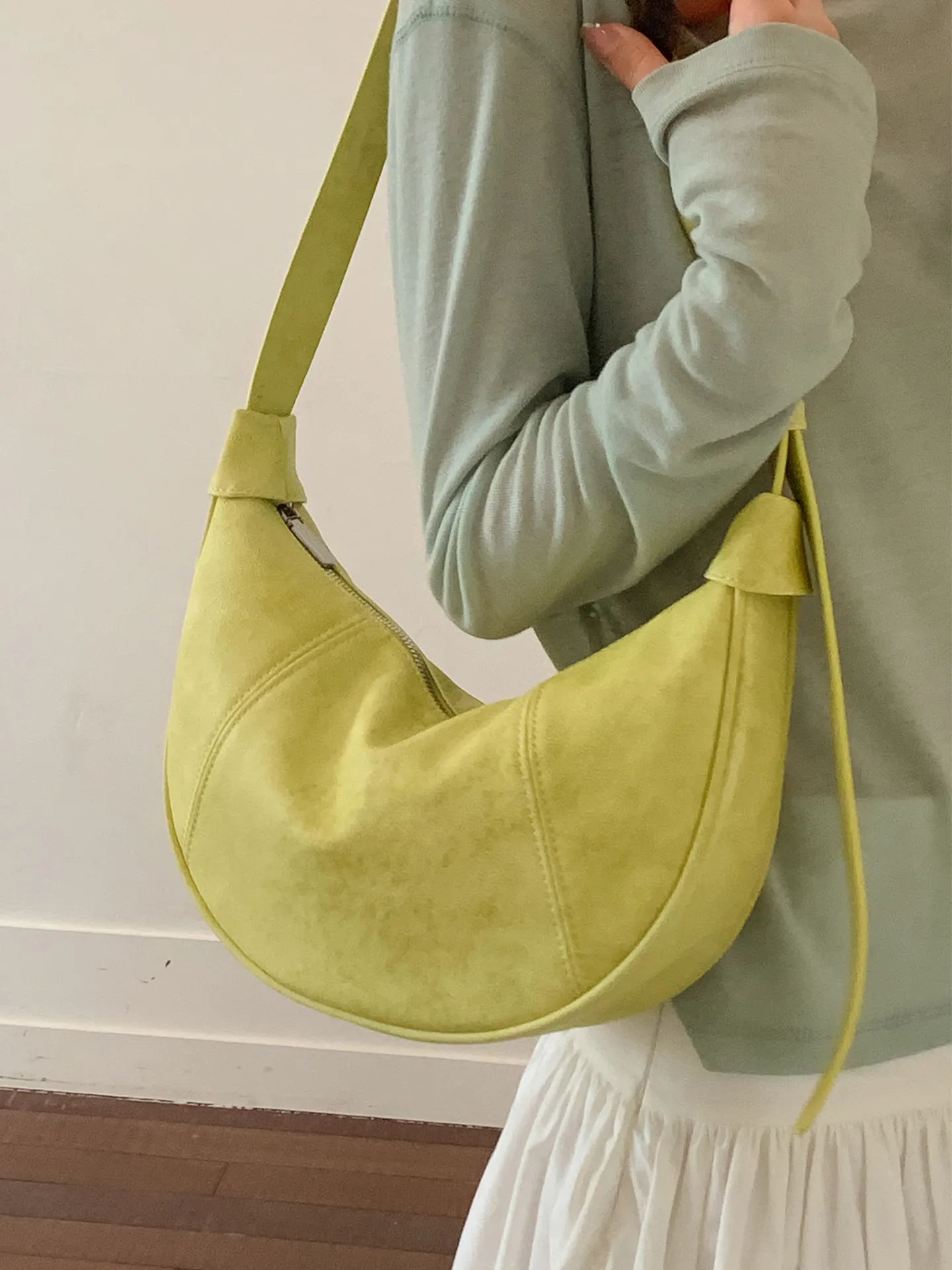 

Large Capacity Half Moon Crossbody Bag Lightweight Versatile Faux Suede Handbag Casual Commuter One Shoulder Underarm Bags