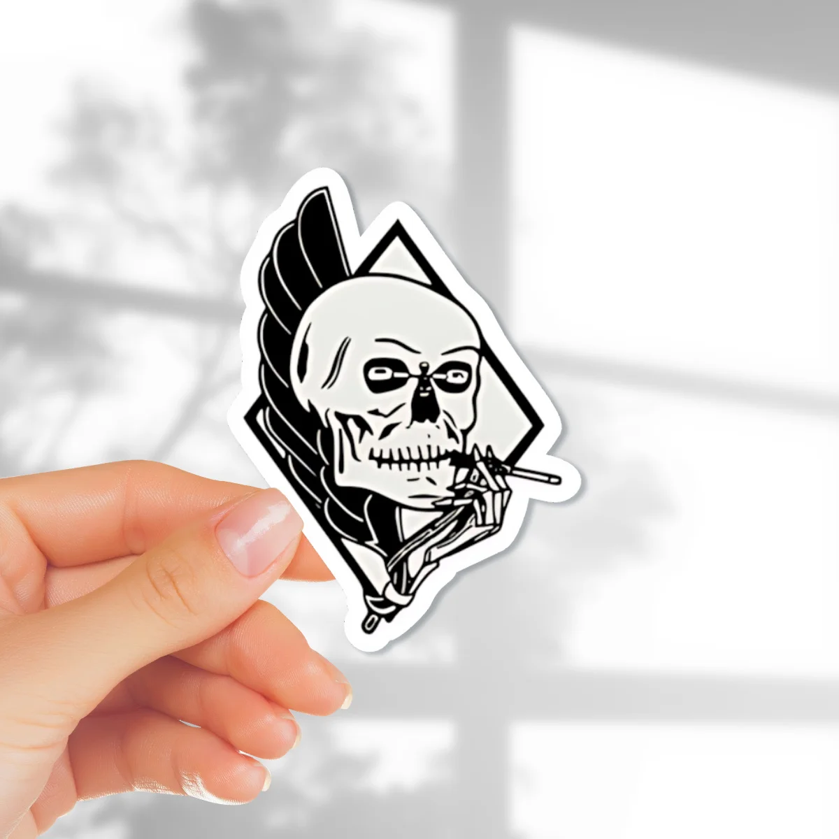 قطعة واحدة من ملصق الدراجة النارية/السيارة - جمجمة مملوءة بالحواف باللونين الأبيض والأسود، التدخين بالأجنحة -