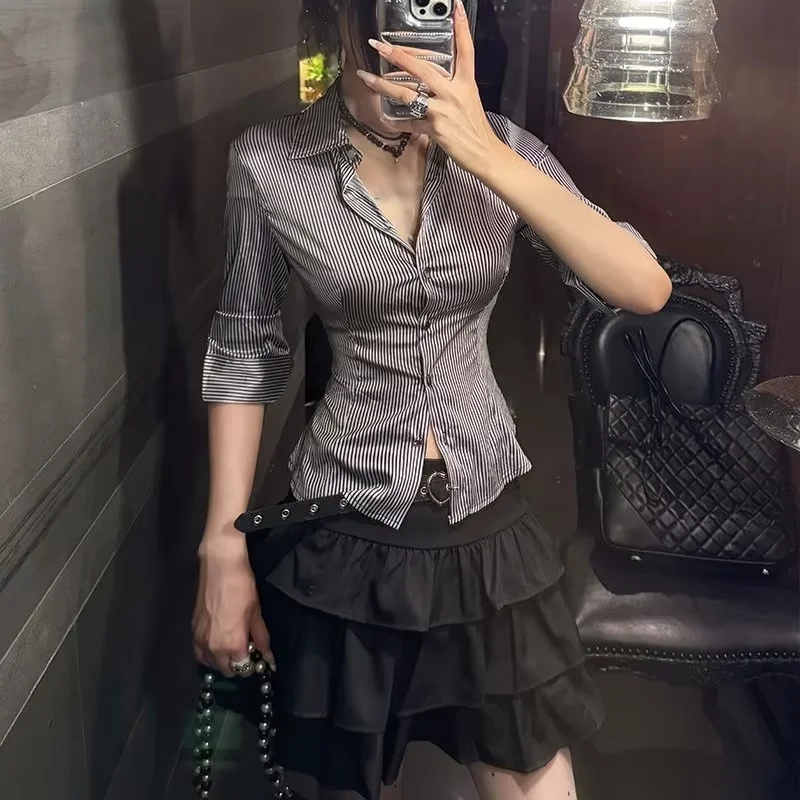 Setelan 2 Potong Streetwear Y2k Wanita, Atasan Kemeja Bergaris dengan Aksen Renda Gothic dan Patchwork, Rok Mini Model Kue Punk, Pakaian Seksi Modis untuk Wanita