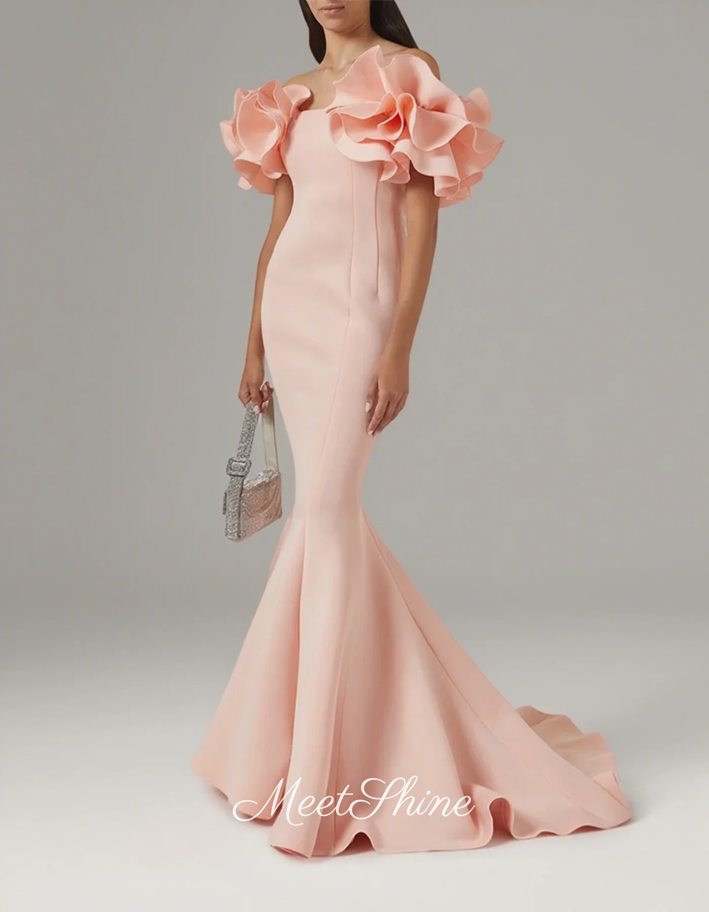 Abito da sera moderno a sirena con volant e spalle scoperte rosa pallido per donna Abito da ballo formale da sposa con strascico in raso personalizzato