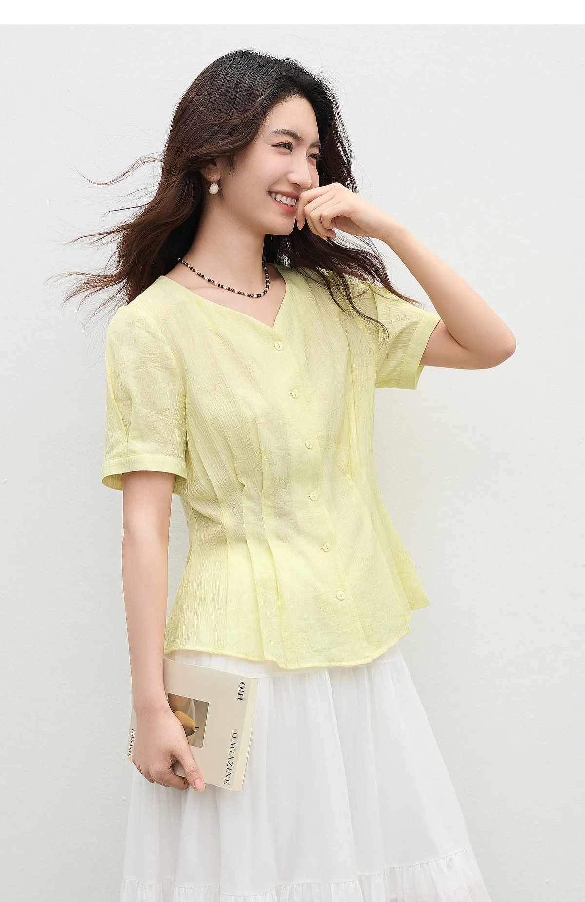 SENTUBILA Casual V-Ausschnitt Strukturierte Chiffon-Bluse für Damen 2026 Sommer Plissierte Taille Laternenärmel Hemd 162VA6625 – Detail 23