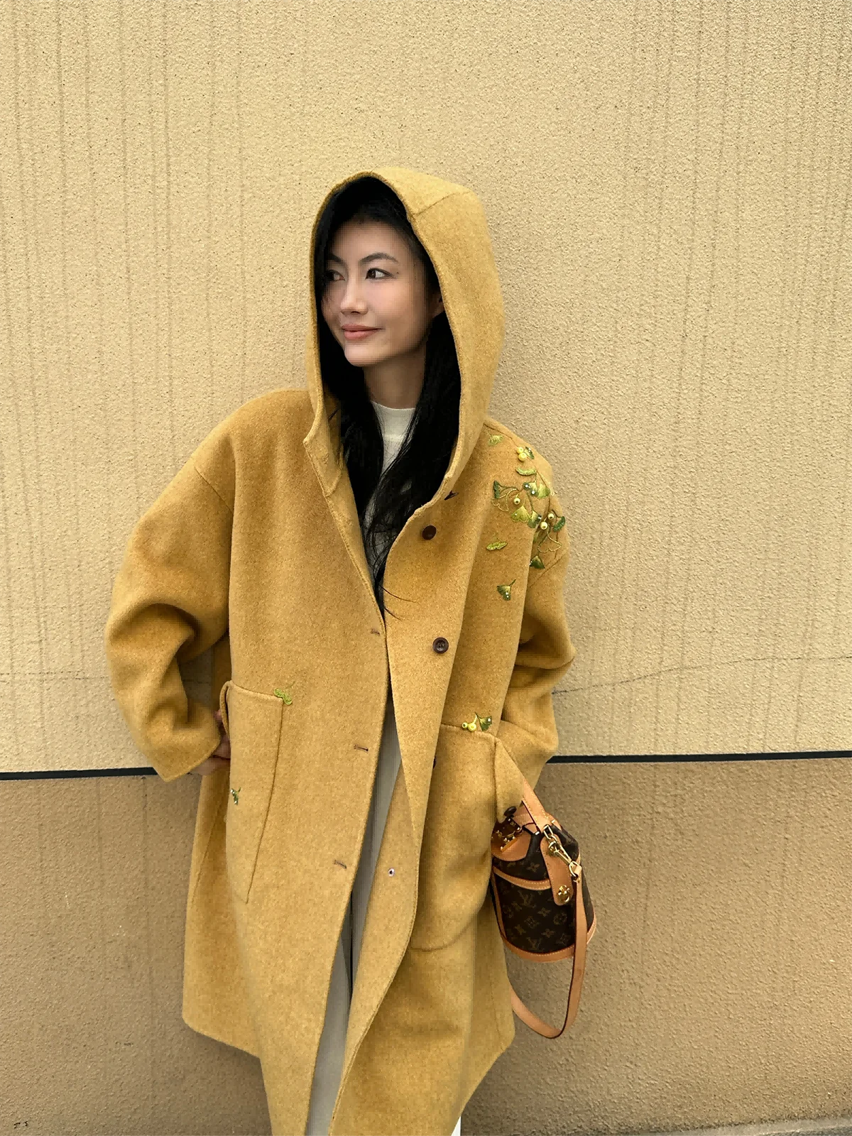 

Новая женская шерстяная накидка-пальто с капюшоном, расшитая вручную серебряными кленовыми листьями, осенне-зимняя коллекция, премиум-класс