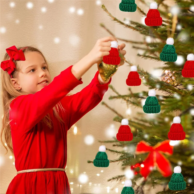 B47B-32PCS قبعات صغيرة للدمية تتضمن 16 قبعات سانتا الحياكة الصغيرة و16 قبعة عيد الميلاد البلاستيكية السوداء قبعات بلاستيكية مصغرة