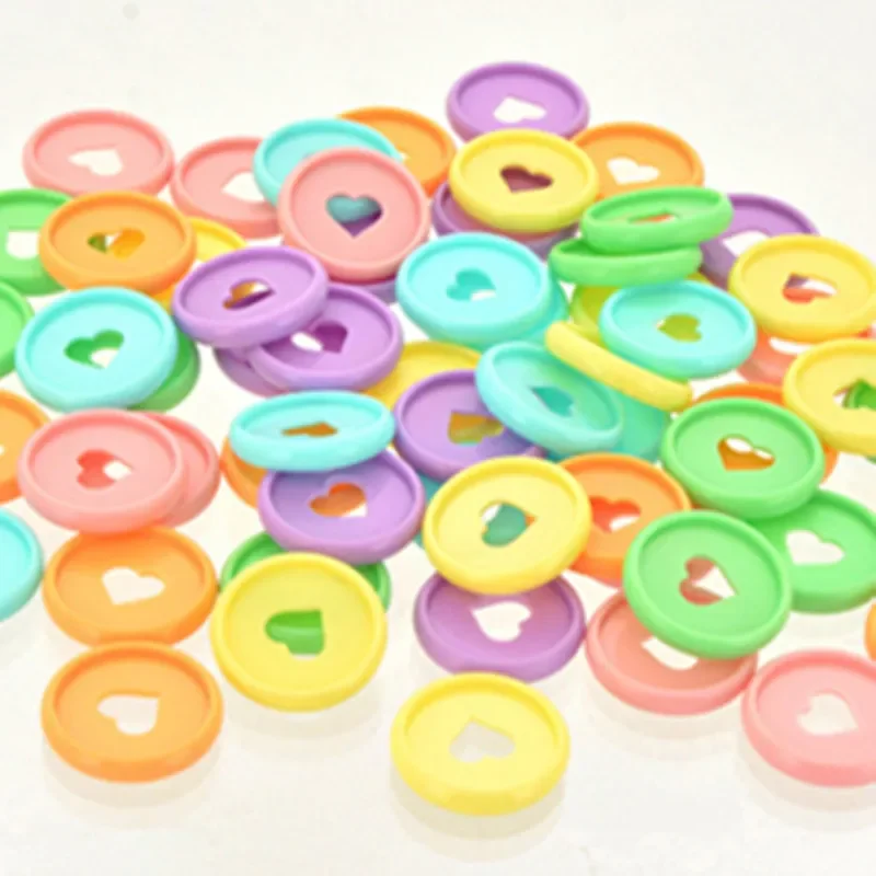 Anello di rilegatura in plastica 100 pcs28mm fibbia a forma di cuore foro per funghi blocco note a fogli mobili colore piatto d'amore bottone cuore pesca