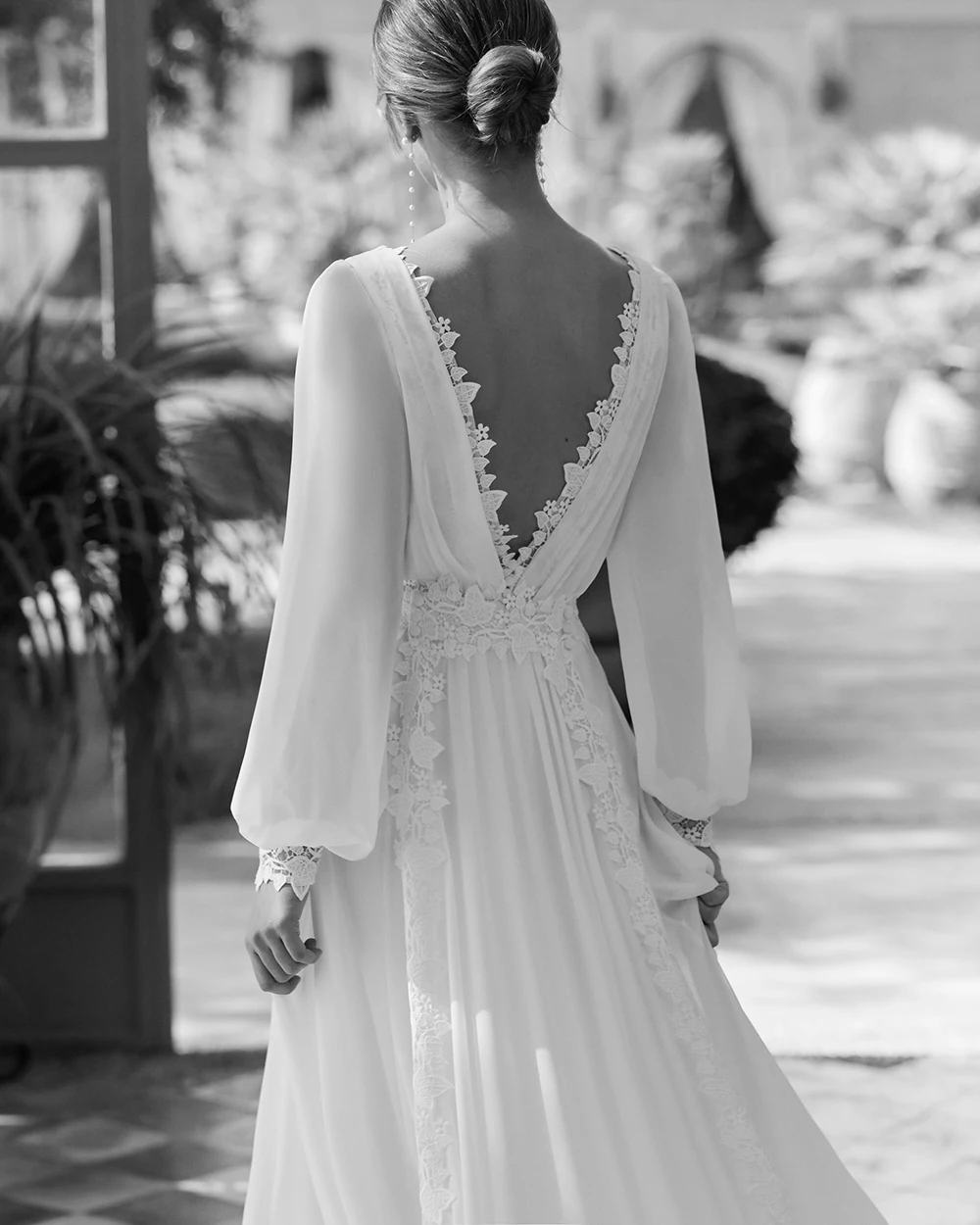 New Lovely White Wedding Dresses 2024 Long Sleeves Bridal Gowns Beach Bride Dress Boho Lace Back Out Wedding Gowns Customized