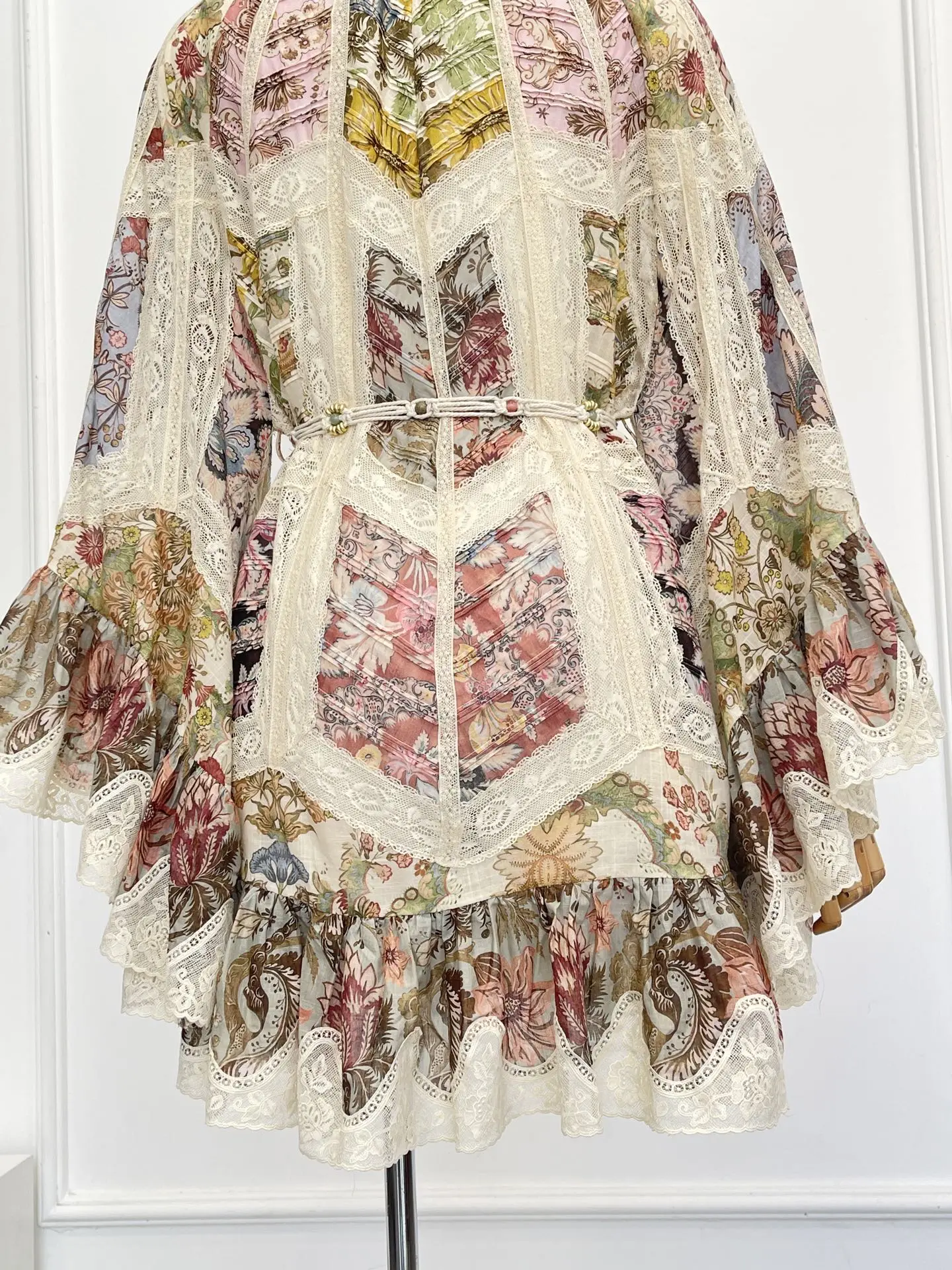 Wielobarwna sukienka mini z koronkowymi wstawkami w kwiatowy wzór, nowość 2025 dla kobiet