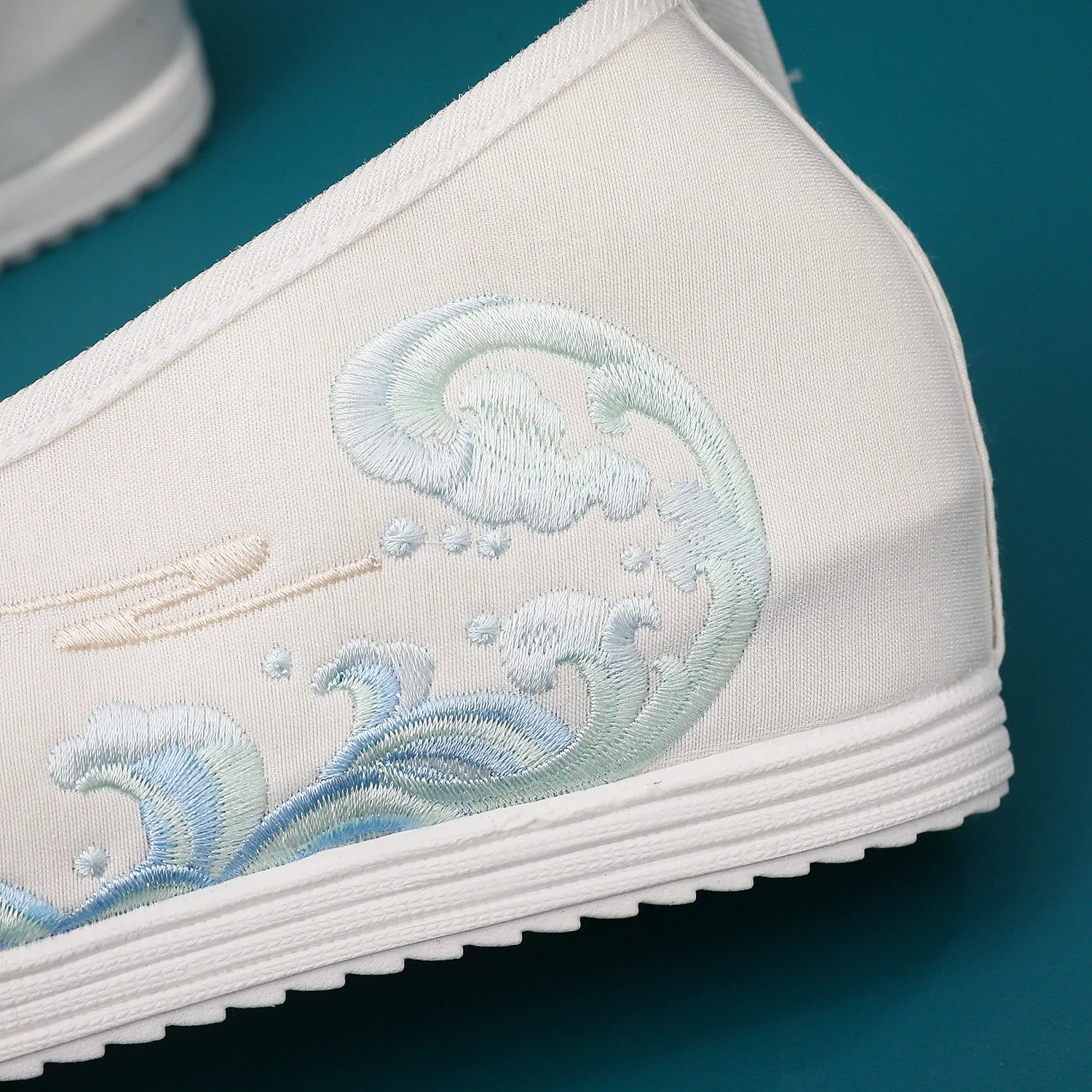 أحذية Waves Hanfu النسائية المطرزة القديمة زي الطلاب الصينية التقليدية أحذية الزفاف النسائية