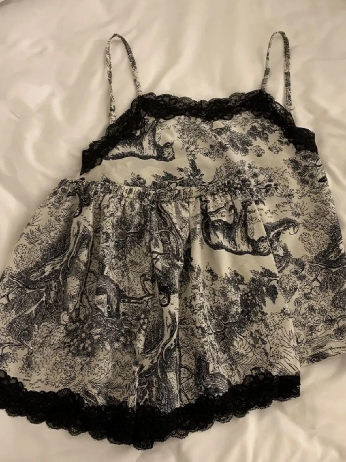 

Летний новый комплект для женщин больших размеров: повседневный спортивный костюм из полиэстера, топ с V-образным вырезом и шорты, комплект из двух предметов.