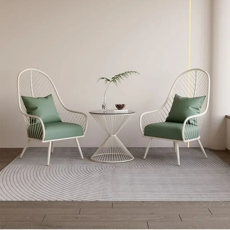 Crème internet beroemdheid buitenbalkon vrije tijd rotan stoel, onderhandelingsbanktafel op de enkele binnenplaats