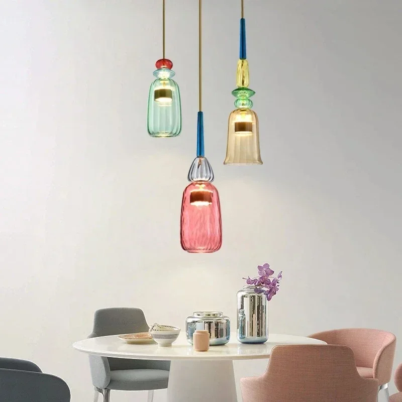 Lampe LED suspendue en verre à une tête, design moderne, luminaire décoratif d\'intérieur, idéal pour une chambre d\'enfant ou un restaurant