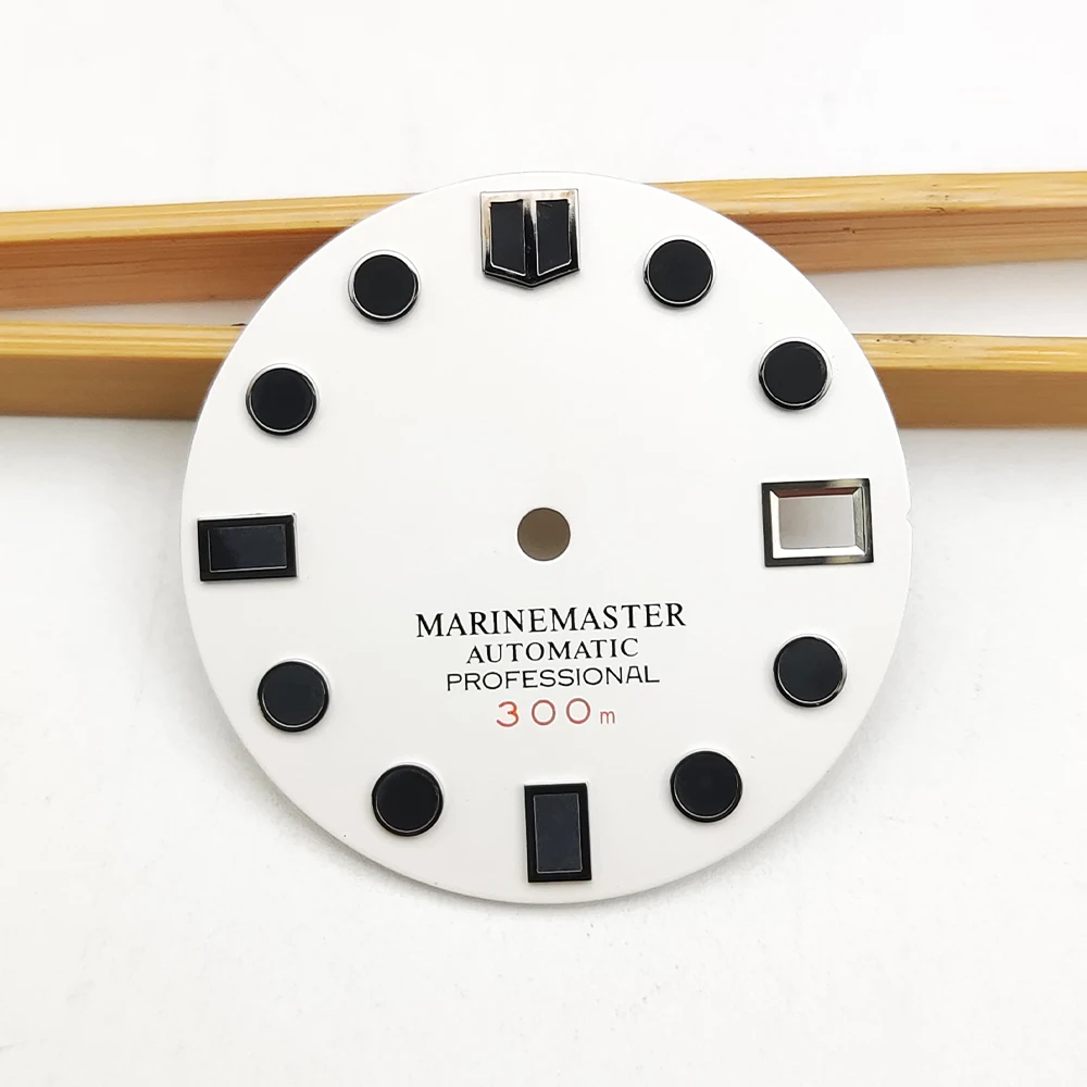 The latest 28.5mm dial watch modifies the white aseptic dial perfectly adapted to the Japanese NH35 movement