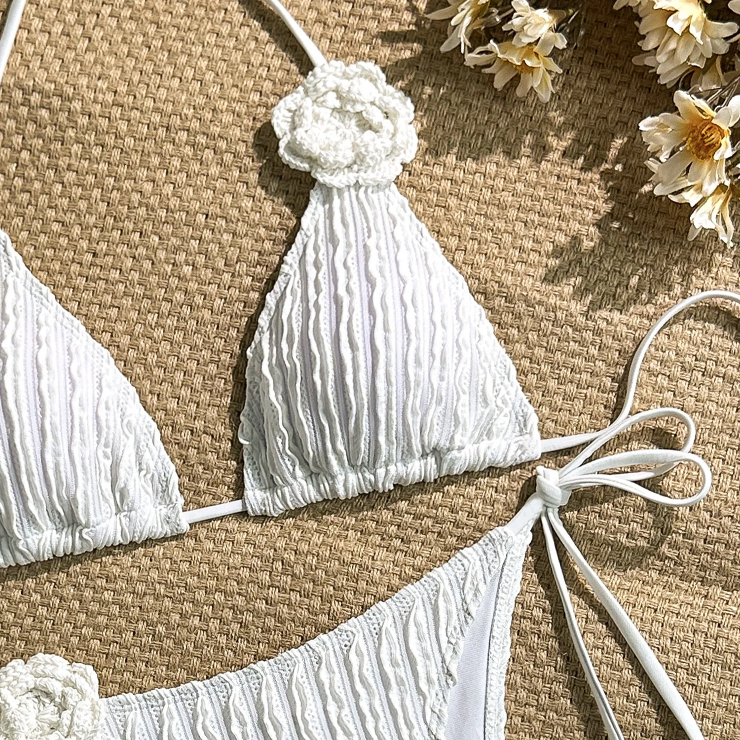 ชุดบิกินี่ไมโครสีขาวลายดอกไม้ 3 มิติ สไตล์เซ็กซี่ แบบสองชิ้น สายผูกคอเรียบง่าย ชุดว่ายน้ำชายหาด ชุดว่ายน้ำ บิกินี่ แทงกินี่