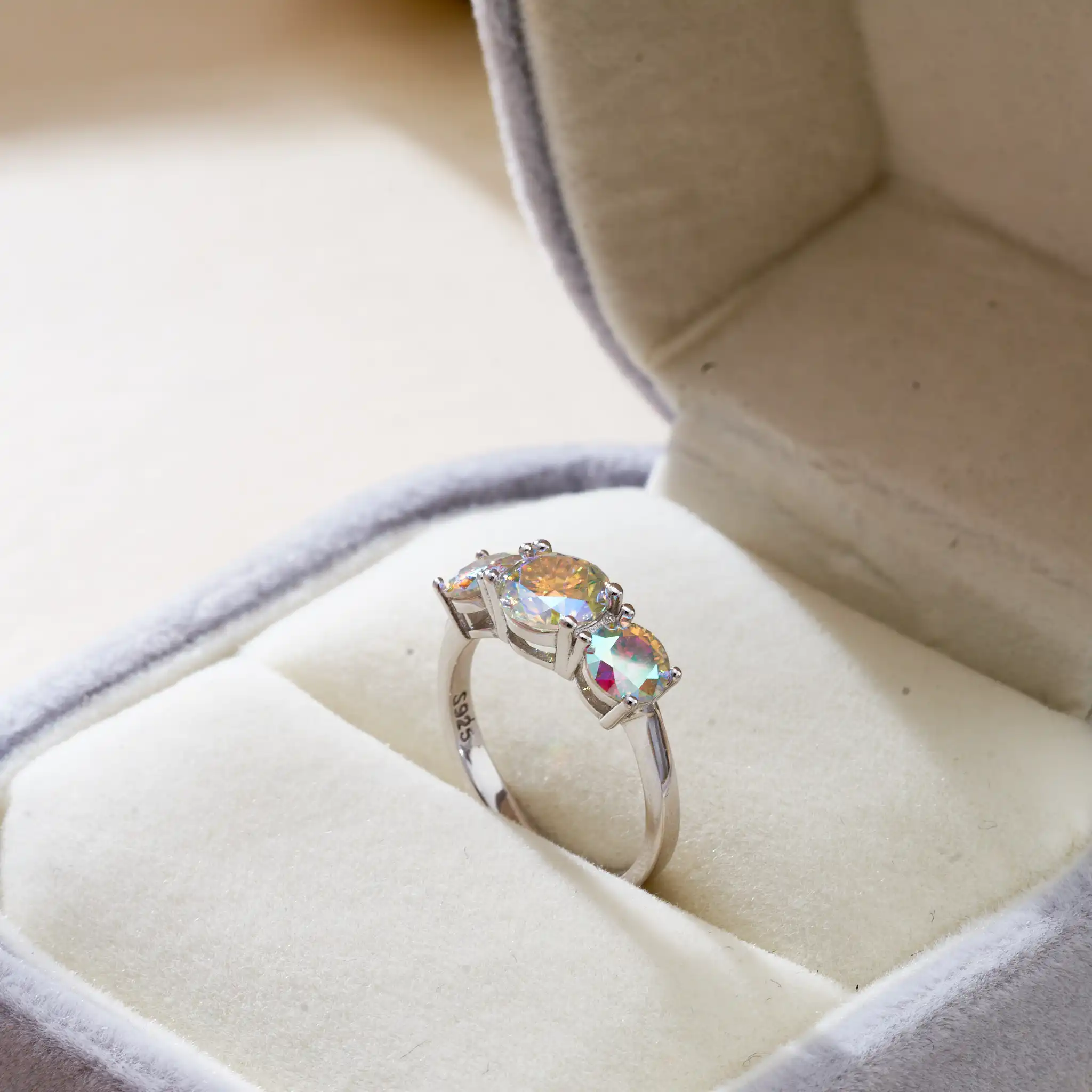 Gesamt 2,0 Karat 925 Silber Damen Mode Verlobungsringe Rundschliff 6,5mm/8mm Moissanit Drei-Stein-Ring für Frauen Hochzeit – Detail 7