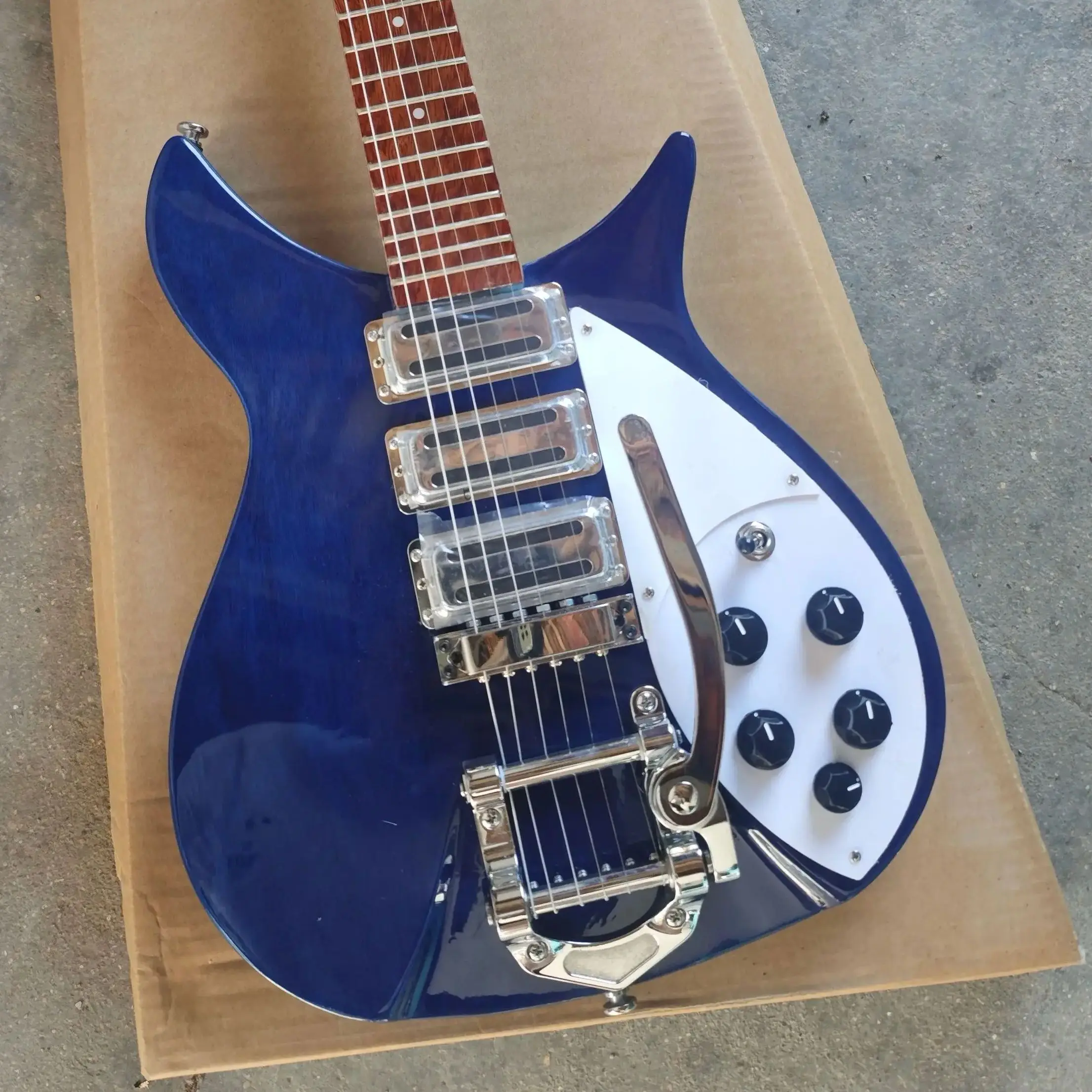 High-quality 325 electric guitar, vibrato system bridge, three-piece pickup, blue guitar, white guard.