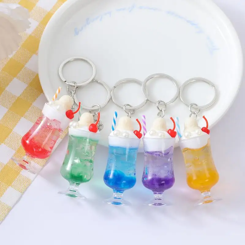 1 Stück realistischer Mini-Schlüsselanhänger in Form eines Eisbechers mit Kirschtopping, in leuchtenden Farben, zur Dekoration von Taschen und als kleines Geschenk. – Detail 7